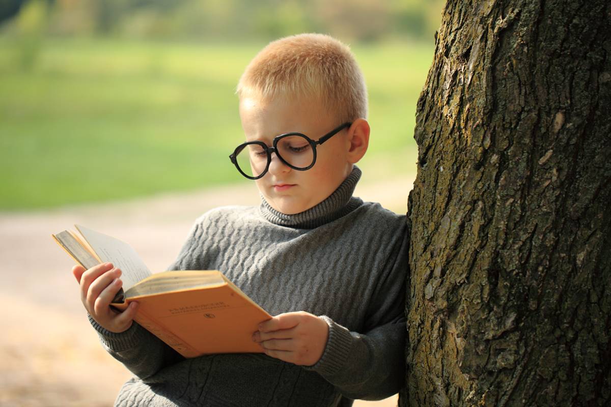 Make reading first. Мальчик с желтой книжкой. Читает что то интересное картинка. Интересное чтение для детей кружок. Фото детей с желтой книжкой.